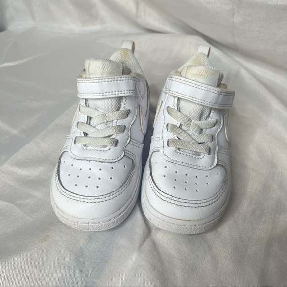 Nike White Low-Top Sneakers with Velcro Closure - Picture 1 of 8